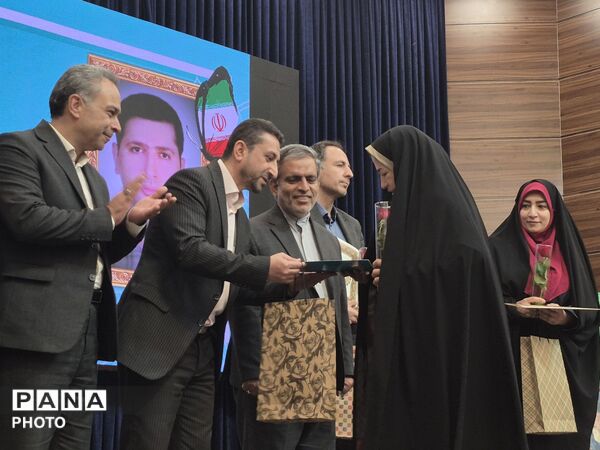 برگزاری آیین تجلیل از مقام شامخ معلم در منطقه ۱۵