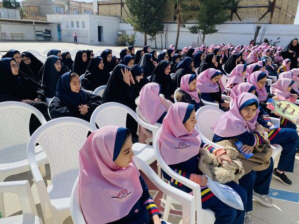 نواختن زنگ جشن نیکوکاری در دبستان زینب قهرمانی مه ولات