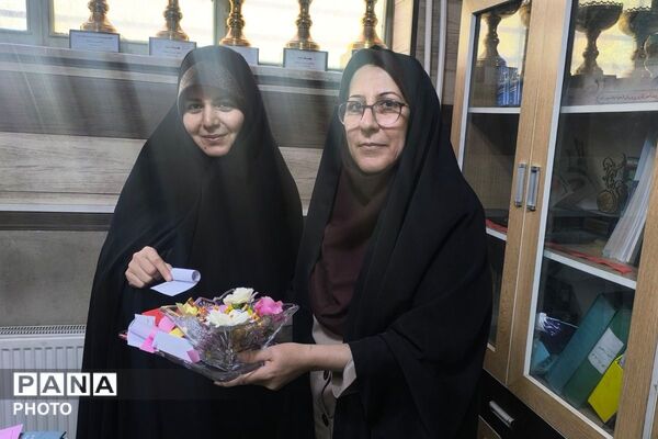 تجلیل روز مشاور و میلاد امام رضا(ع) با تقدیر از همکاران اداره آموزش و پرورش ناحیه یک شهرری