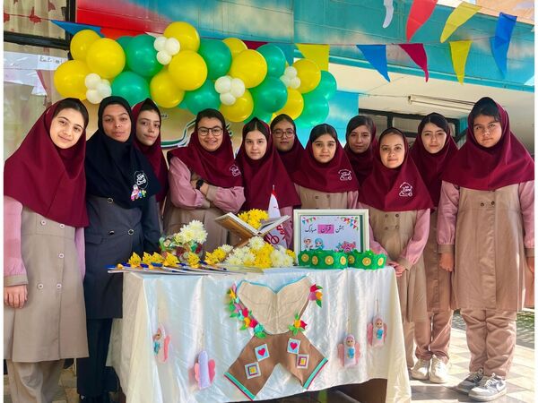 جشن قرآن با حضور دانش‌آموزان در دبستان ارمغان هستی ناحیه 3 کرج (سطح 3)