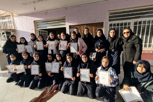 تجلیل از دانش آموزان ممتاز دبیرستان عطیه 