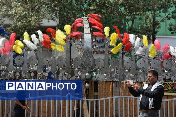 پرچم‌های عزا بر فراز حرم امام رضا(ع)