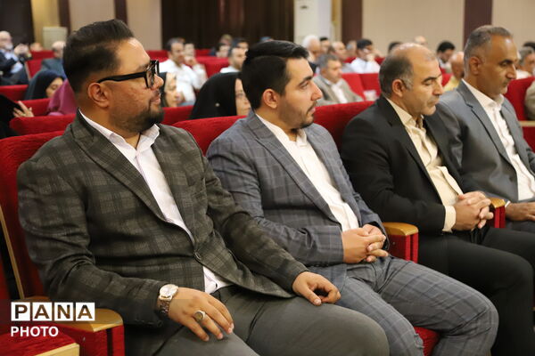 نشست صمیمی مدیرکل آموزش و پرورش تهران با مدیران مدارس منطقه ۱۳