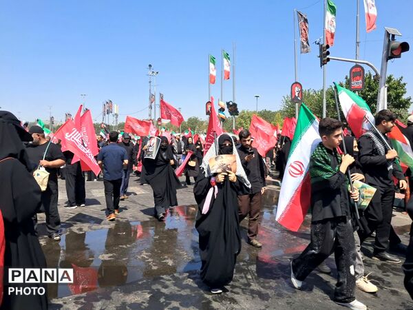  آخرین  وداع  ملت ایران با رهبر شهید در روز تشییع 