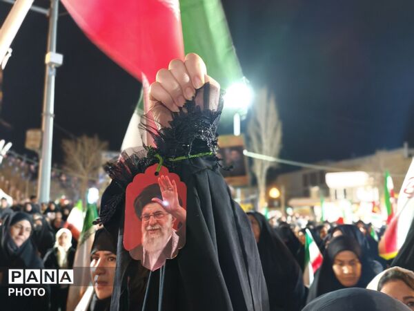 حضور حماسی مردم شهرستان قروه در زیر باران رحمت برای دفاع از میهن خویش نشان دادن وحدت خود به دشمنان ایران