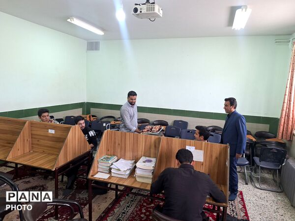 بازدید مدیر آموزشگاه نمونه آیت‌الله خامنه‌ای از قرائت خانه این دبیرستان