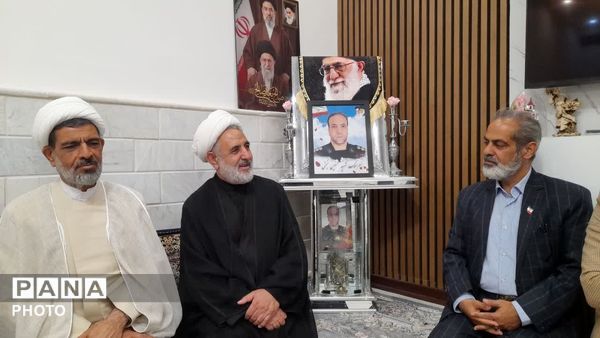 دیدار مسئولان آموزش و پرورش قم با خانواده شهید «حسین نجفی»