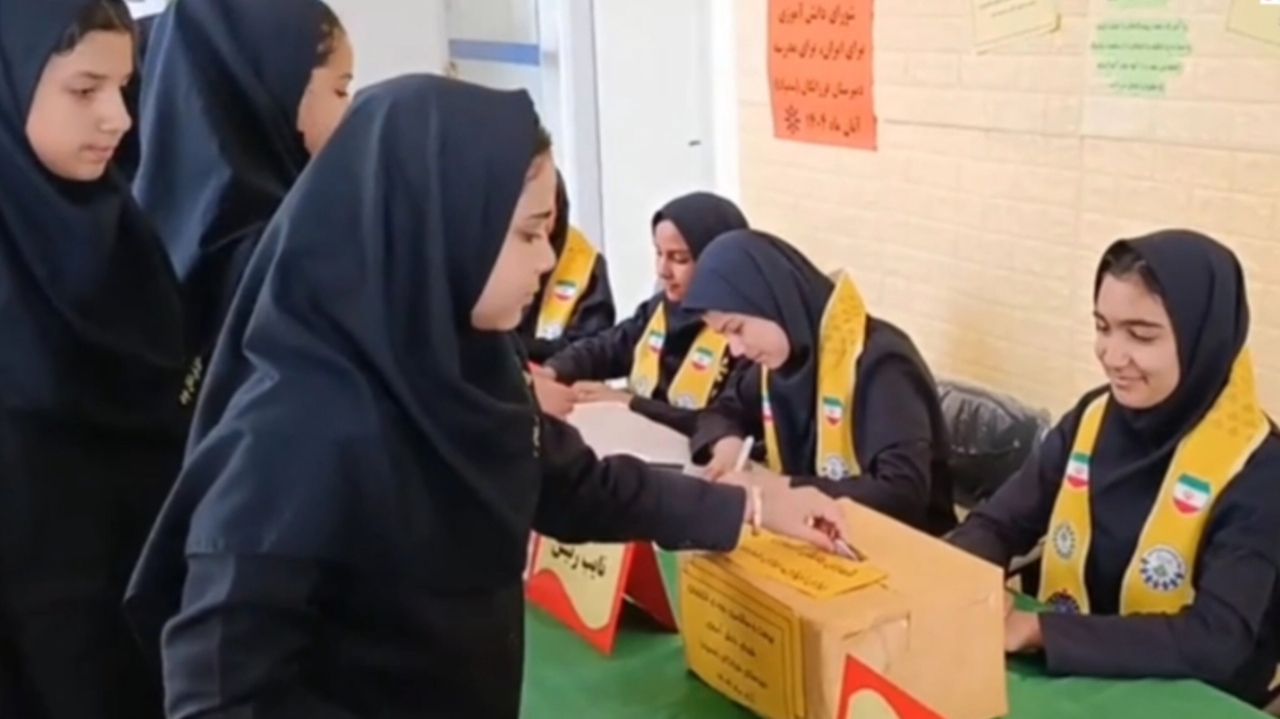 آیین برگزاری انتخابات شورای دانش آموزی در دبیرستان فرزانگان