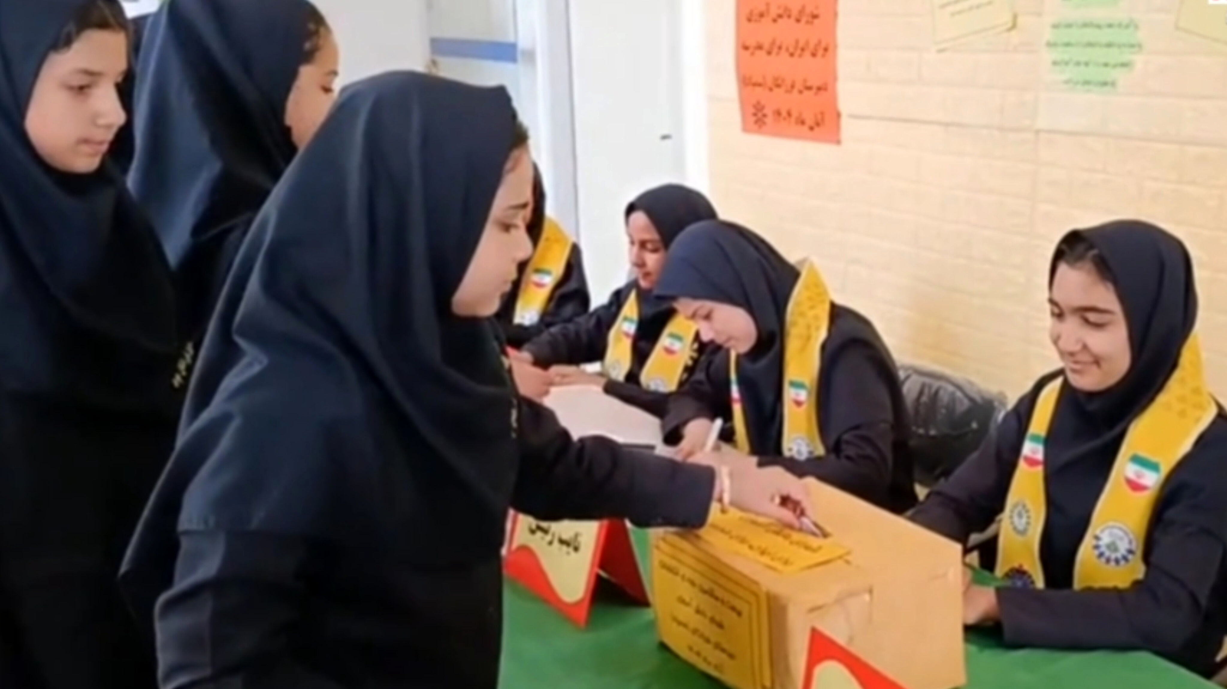 آیین برگزاری انتخابات شورای دانش آموزی در دبیرستان فرزانگان