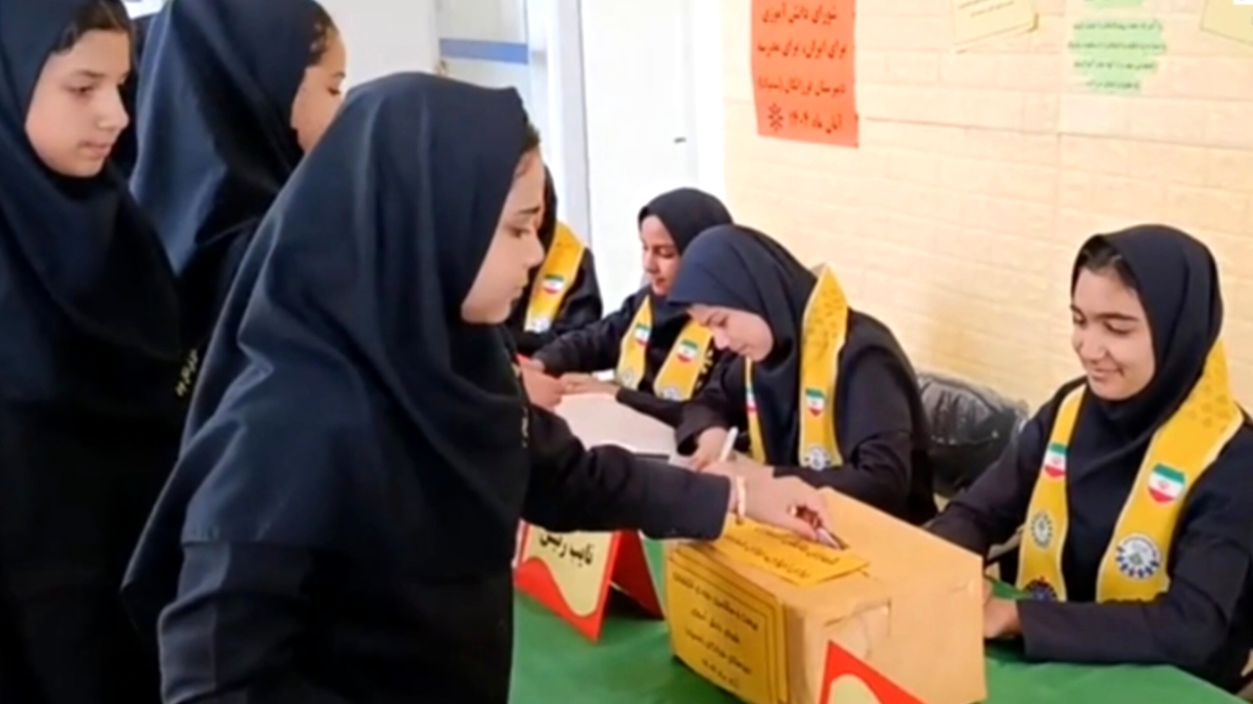 آیین برگزاری انتخابات شورای دانش آموزی در دبیرستان فرزانگان