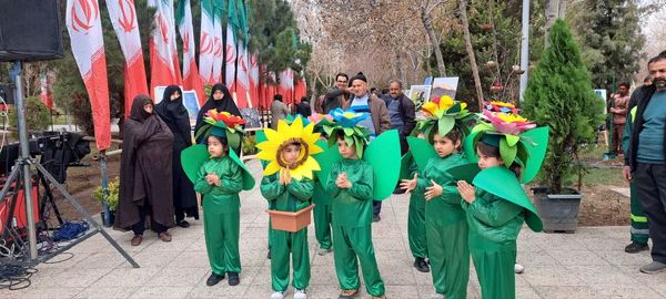 مراسم روز درختکاری در تالار هنر اصفهان با حضور مدیران شهری شهرداری اصفهان