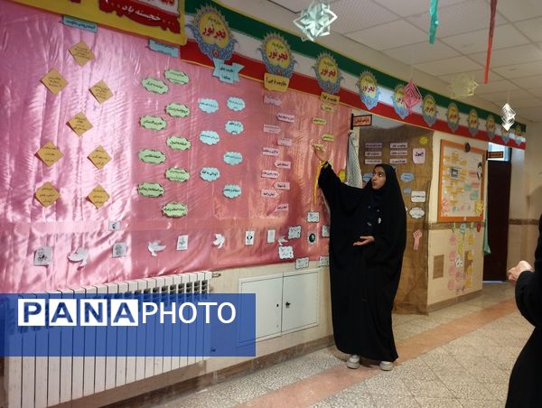 برپایی نمایشگاه مدرسه انقلاب در دبیرستان پروین اعتصامی حاجی‌آباد