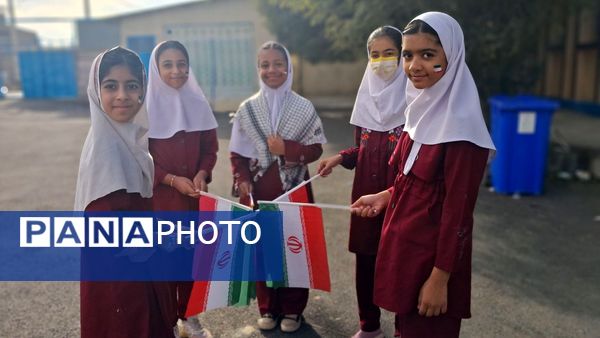 جشن باشکوه دهه فجر و پاسداشت پرچم جمهوری اسلامی در دبستان استقلال حاجی‌آباد