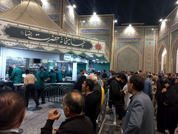 سیل عظیم زائران و مجاوران حرم امام رضا (ع) در شب ولادت یازدهمین امام شیعیان