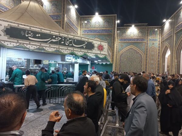 سیل عظیم زائران و مجاوران حرم امام رضا (ع) در شب ولادت یازدهمین امام شیعیان