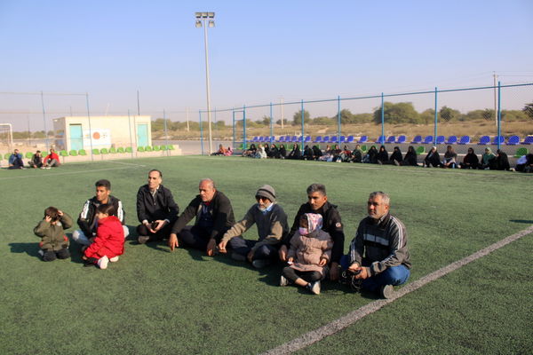 پیاده‌روی خانوادگی در روستای هلیله شهرستان بوشهر 