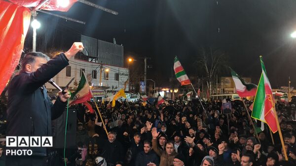 حضور حماسی مردم شهرستان قروه در زیر باران رحمت برای دفاع از میهن خویش نشان دادن وحدت خود به دشمنان ایران
