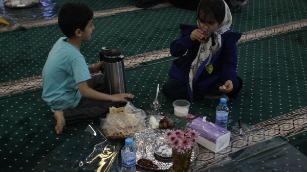 محفل قرآنی خانوادگی و افطاری ساده در مصلی خاتم‌الانبیا زنجان