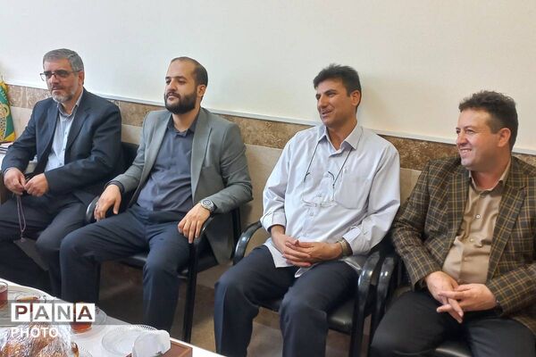  جشن شکوفه‌ها در دبستان امام رضا(ع) قیامدشت با حضور جمعی از مسئولان