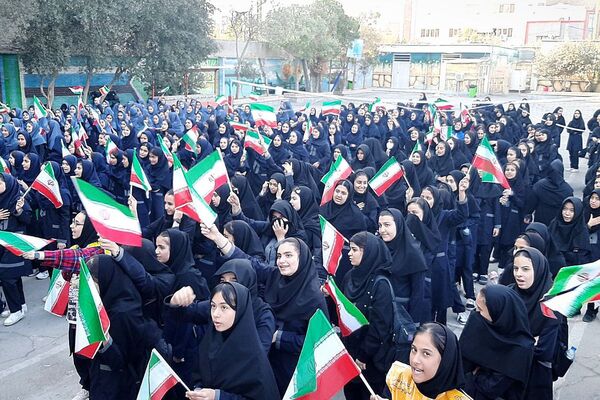 برگزاری جشن پرشور روز دانش آموز در دبیرستان شهدای هسته‌ای