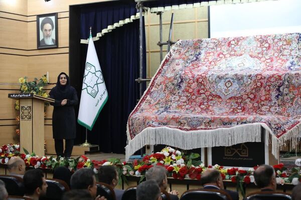 رونمایی از نخستین فرش صادراتی شهریار در اولین همایش بزرگ اندیشه