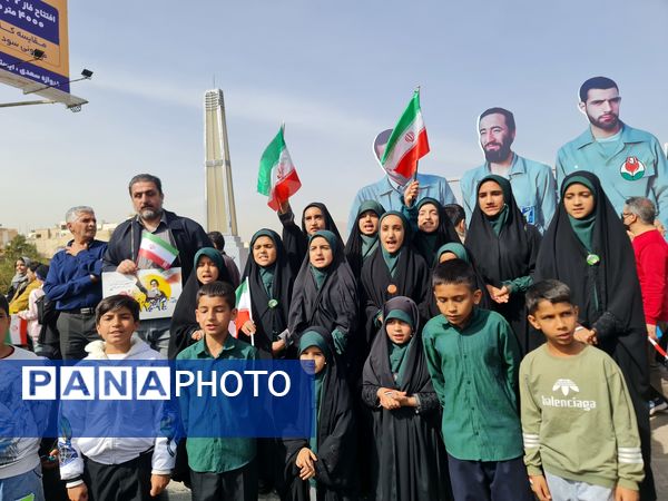 جلوه‌ای از وحدت و همدلی در راهپیمایی ۲۲ بهمن