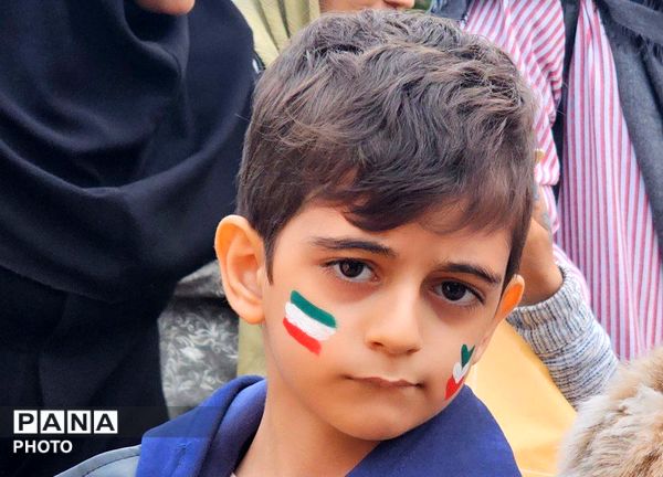 آسمانِ پارک فرهنگیان بناب زیر باران بادبادک‌های رنگی