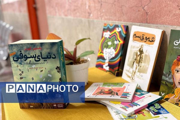 وقتی کتاب‌ها در مدرسه صف می‌کشند؛ استقبال پرشور دانش‌آموزان از نمایشگاه کتاب