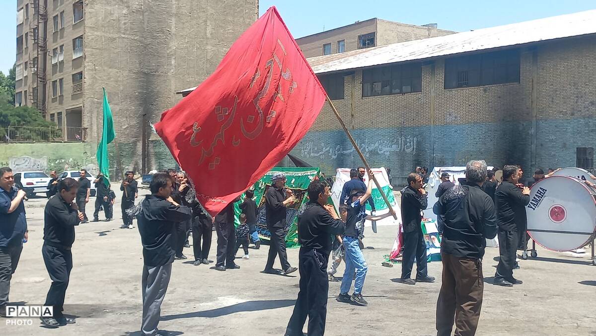 عزاداری پرشور ظهر عاشورا در حصارک ناحیه ۴ کرج 