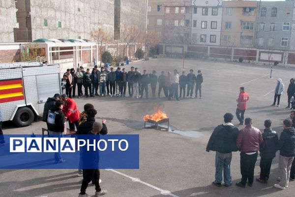 جلسه آموزشی ایمنی و اطفا حریق در مدرسه فرزندان میهن اسلامشهر