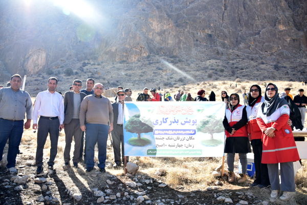 کاشت بذر بادام کوهی در تنگ چشمه زرقان