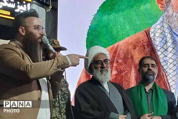 دختران «جان فدای ایران» در میدان امام خمینی(ره) ورامین 