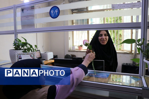 سپاس معلم در اداره آموزش و پرورش خراسان رضوی توسط دختران پیشتاز