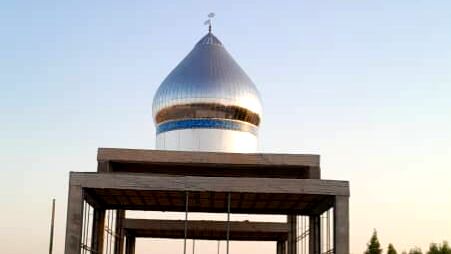 نصب گنبد گلزار شهدای گمنام «چاه‌دادخدا»؛ گامی در ترویج فرهنگ ایثار و شهادت