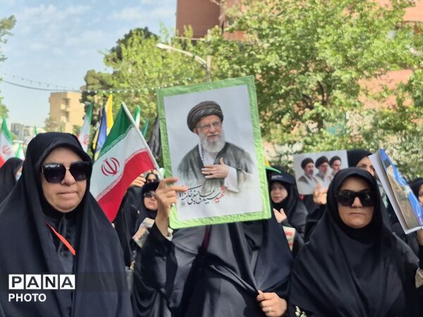 آخرین بدرقه؛فرهنگیان و دانش‌آموزان در سوگ رهبر شهیدشان