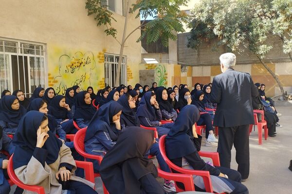 برگزاری جلسه بصیرتی ویژه دفاع مقدس در دبیرستان عفاف رودهن 