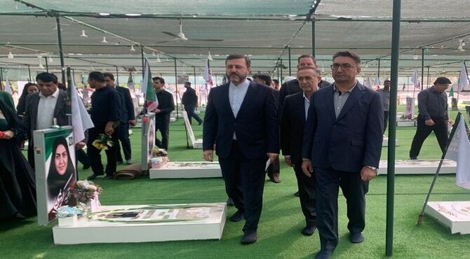 ادای احترام معاون ‌حقوقی وزارت امور خارجه به شهدای میناب