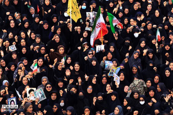 مراسم تشییع پیکر شهدای دانش‌آموز در میناب 