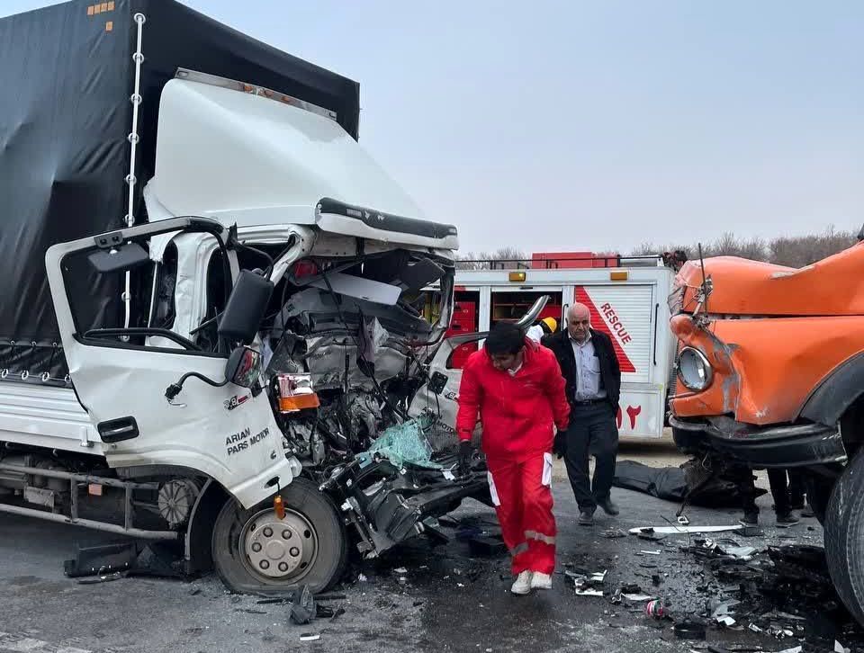 امدادرسانی نجاتگران به تصادف مرگبار در محور سامان - تیران