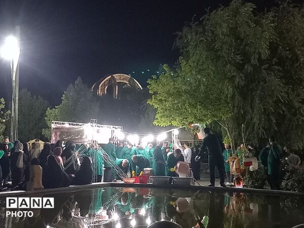 عطر وحدت در پارک شهید گمنام؛ تجلی مهربانی در شب میلاد نبی (ص) و امام صادق (ع)