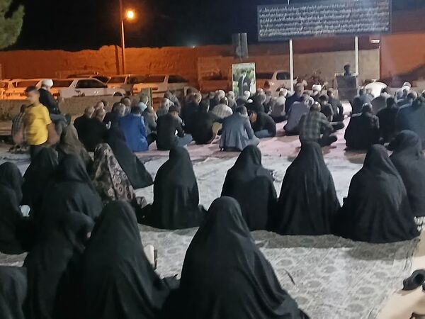 مراسم شبی با شهدا در محل گلزار شهدای روستای بزنجرد شهرستان خلیل‌آباد