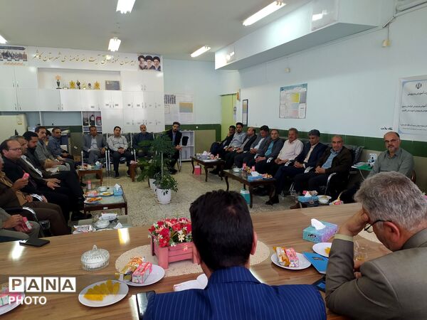 جلسه شورای دبیران دبیرستان نمونه آیت‌الله خامنه‌ای