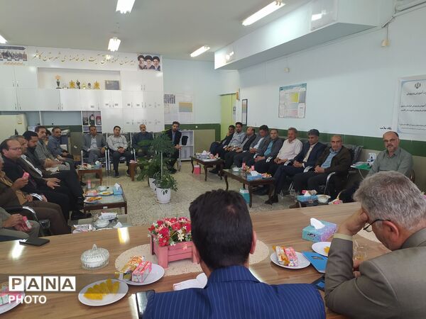 جلسه شورای دبیران دبیرستان نمونه آیت‌الله خامنه‌ای