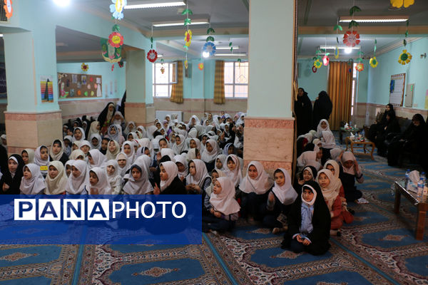 جلوه‌هایی از انس و ارادت دختران دانش‌آموز مدرسه انقلاب اسلامی۲ قم به شهیدان