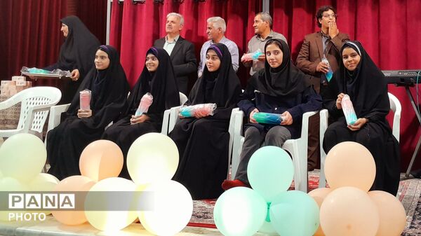 جشن ستارگان و تجلیل از شاگردان برتر آموزشی و فرهنگی دبیرستان شاهد بحرینیان ناحیه۴ 