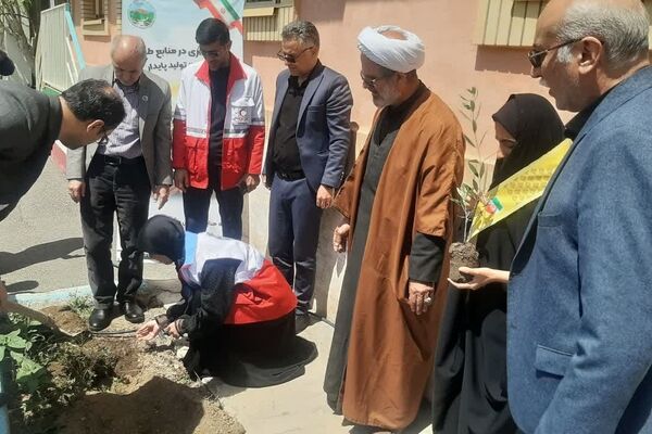 کاشت نهال به یاد شهدای جنگ رمضان در مدرسه قاهان قم