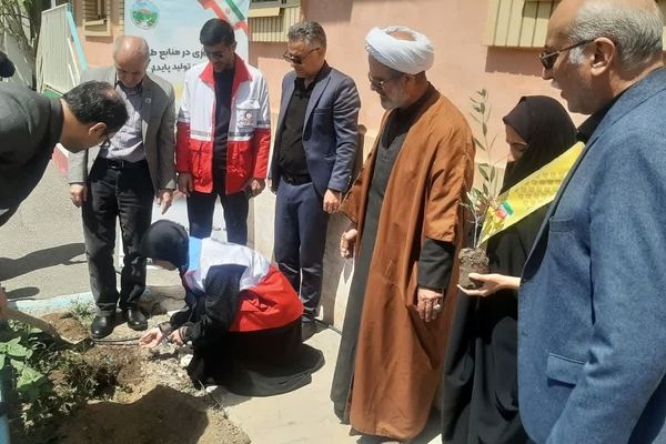 کاشت نهال به یاد شهدای جنگ رمضان در مدرسه قاهان قم