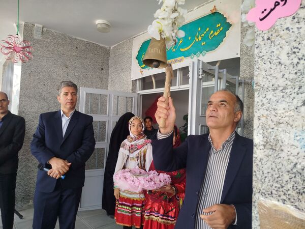 طلوع شکوفه‌های امید در دبستان امین زاده فاروج 