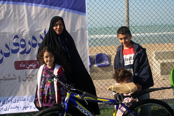 پیاده‌روی خانوادگی در روستای هلیله شهرستان بوشهر 