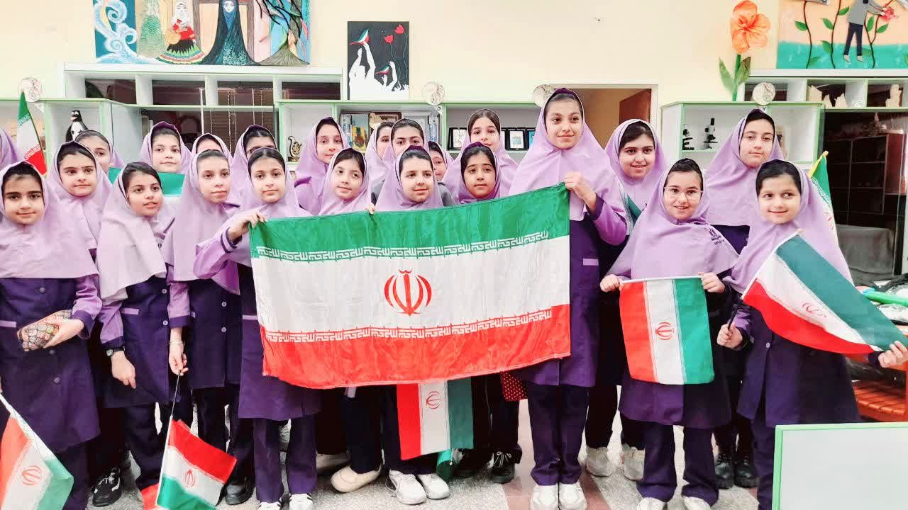 جشن دهه فجر با نقاشی‌های خلاقانه دانش‌آموزان پایه پنجم در کانون پرورشی تفت